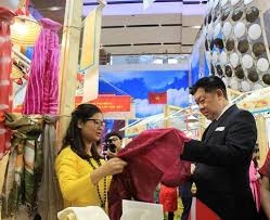 Vụ Khaisilk bán lụa Trung Quốc dán mác hàng nội: Có thể khởi tố hình sự?
